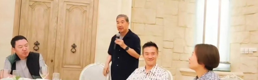 黄志忠带柯蓝和张国立聚餐！黄志忠看不出像56岁，和柯蓝拉手恩爱