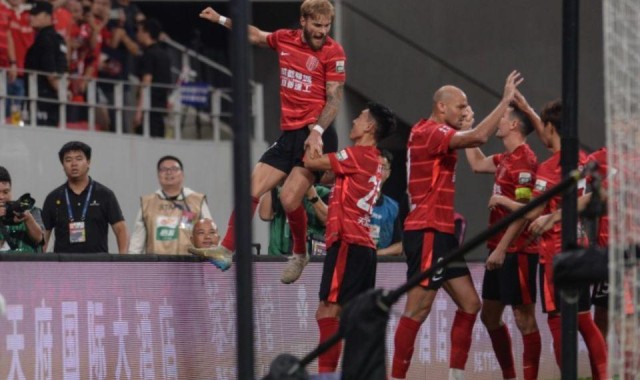 4万人狂欢 蓉城登顶中超：4-1屠杀，海港吞13轮首败 徐正源6轮5胜